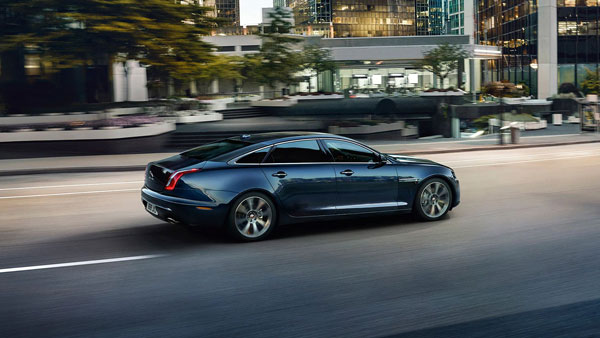 சைக்கிளுக்கு பஞ்சர் ஒட்டி கொண்டிருந்தவரிடம் விலை உயர்ந்த சொகுசு கார்கள்... எப்படினு தெரிஞ்சா நம்ப மாட்டீங்க...