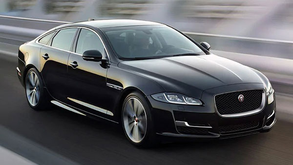 சைக்கிளுக்கு பஞ்சர் ஒட்டி கொண்டிருந்தவரிடம் விலை உயர்ந்த சொகுசு கார்கள்... எப்படினு தெரிஞ்சா நம்ப மாட்டீங்க...