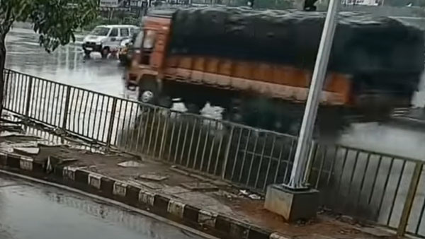 சிக்னலில் ரெட் லைட் எரியும்போது நிற்காமல் சென்றால் என்ன நடக்கும் தெரியுமா? அதிர்ச்சியளிக்கும் வீடியோ...