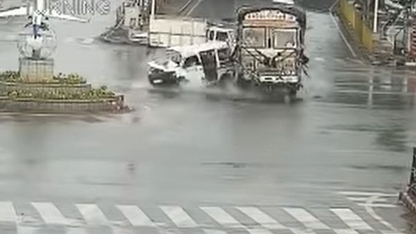 சிக்னலில் ரெட் லைட் எரியும்போது நிற்காமல் சென்றால் என்ன நடக்கும் தெரியுமா? அதிர்ச்சியளிக்கும் வீடியோ...