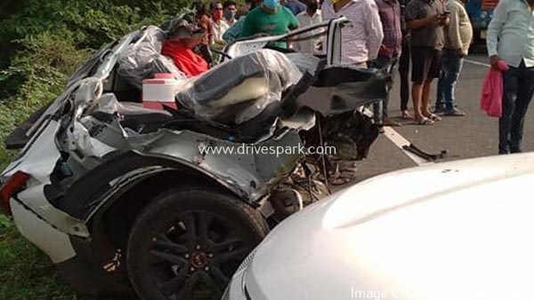 அதிவேகத்தால் பயங்கர விபத்து... இரண்டாக உடைந்த கியா செல்டோஸ் கார்!