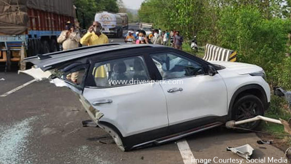 அதிவேகத்தால் பயங்கர விபத்து... இரண்டாக உடைந்த கியா செல்டோஸ் கார்!