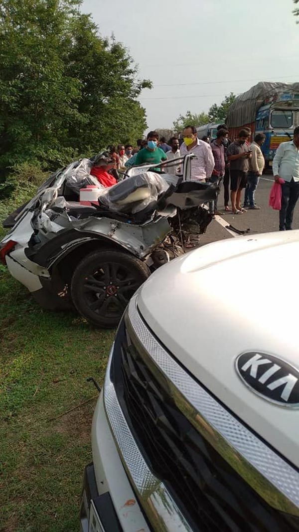 அதிவேகத்தால் பயங்கர விபத்து... இரண்டாக உடைந்த கியா செல்டோஸ் கார்!