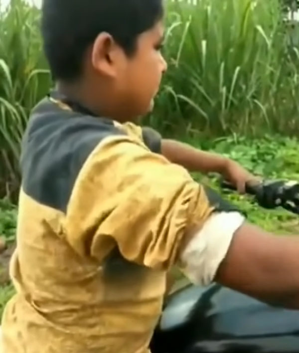 போலீஸ்காரர்கள் எதிரிலேயே பைக்கை ஸ்டார்ட் செய்து ஓட்டி சென்ற சிறுவன்... அதுக்கு முன்னாடி என்ன நடந்துச்சு தெரியுமா?