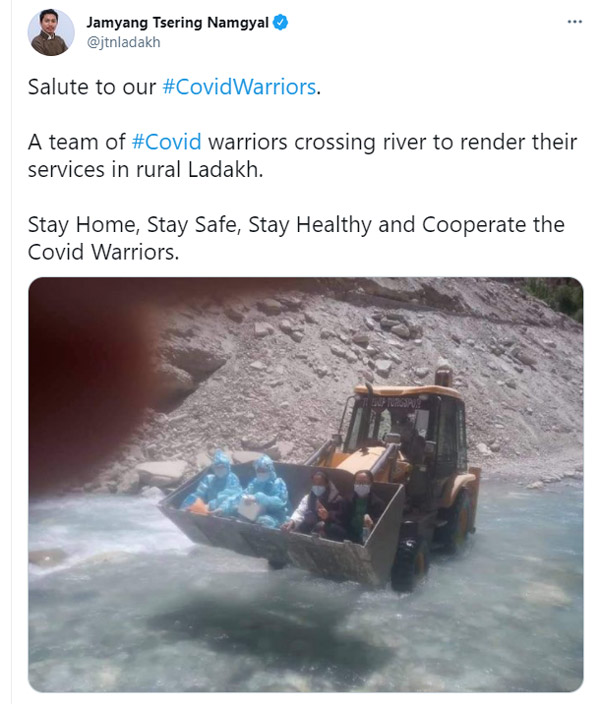 போதிய சாலை வசதி இல்லை... ஜேசிபி வாகனத்தில் ஆற்றை கடந்துசென்ற மருத்துவ பணியாளர்கள்!! சவாலான பயணம்...