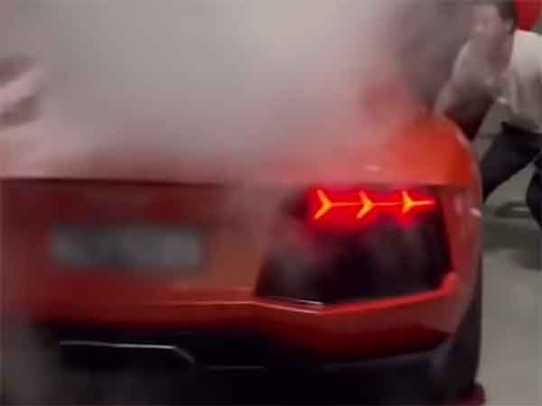 கபாப் செய்ய-போயி விலையுயர்ந்த சூப்பர் காரை பறிகொடுத்த சீனர்... இது தேவையா... விழுந்து விழுந்து சிரித்த நண்பர்கள்!!