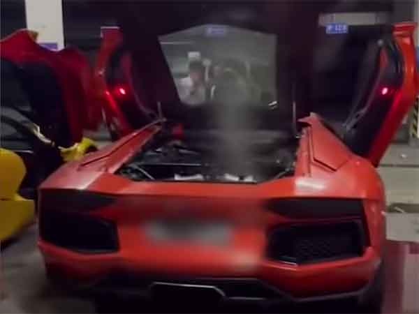 கபாப் செய்ய-போயி விலையுயர்ந்த சூப்பர் காரை பறிகொடுத்த சீனர்... இது தேவையா... விழுந்து விழுந்து சிரித்த நண்பர்கள்!!