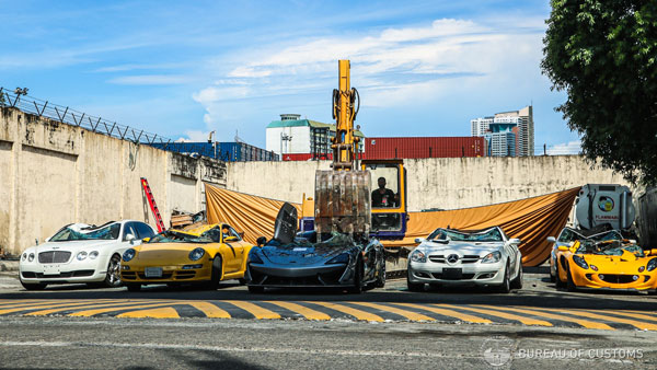 சூப்பர் கார்களை வரிசையாக நிற்க வைத்து நொறுக்கிய சம்பவம்... இந்த காரியத்த செஞ்சவங்க யாருனு தெரிஞ்சா மெர்சலாயிடுவீங்க!!