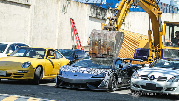 சூப்பர் கார்களை வரிசையாக நிற்க வைத்து நொறுக்கிய சம்பவம்... இந்த காரியத்த செஞ்சவங்க யாருனு தெரிஞ்சா மெர்சலாயிடுவீங்க!!