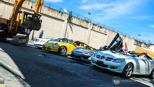 சூப்பர் கார்களை வரிசையாக நிற்க வைத்து நொறுக்கிய சம்பவம்... இந்த காரியத்த செஞ்சவங்க யாருனு தெரிஞ்சா மெர்சலாயிடுவீங்க!!