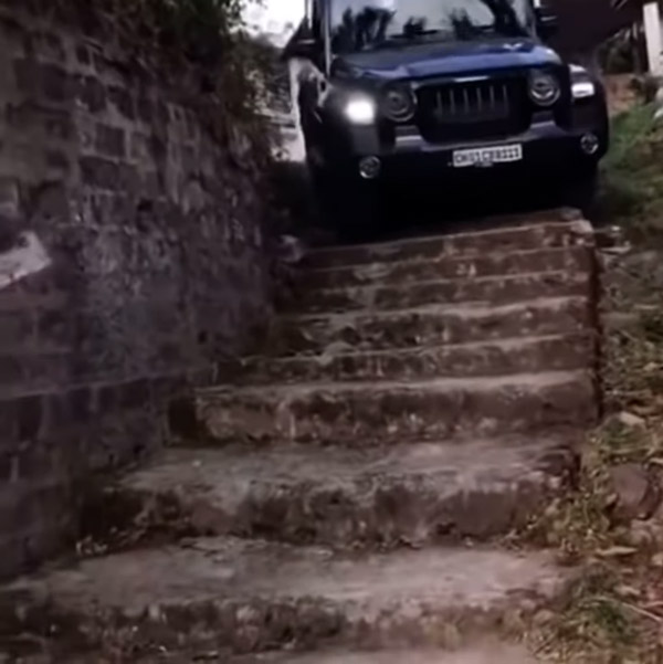 மஹிந்திரா தயாரிப்புக்கு இதை விட வேறென்ன சான்றிதழ் வேண்டும்? படிக்கட்டில் அசால்ட்டாக இறங்கிய தார்