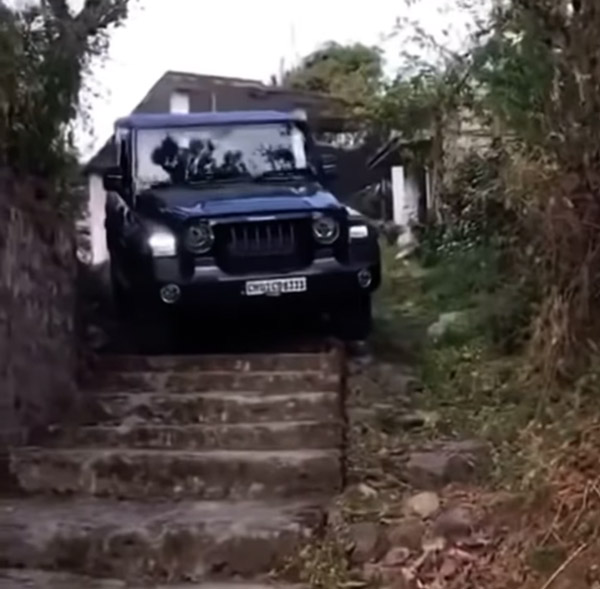 மஹிந்திரா தயாரிப்புக்கு இதை விட வேறென்ன சான்றிதழ் வேண்டும்? படிக்கட்டில் அசால்ட்டாக இறங்கிய தார்