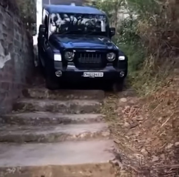 மஹிந்திரா தயாரிப்புக்கு இதை விட வேறென்ன சான்றிதழ் வேண்டும்? படிக்கட்டில் அசால்ட்டாக இறங்கிய தார்