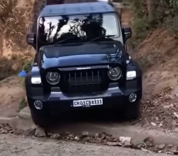 மஹிந்திரா தயாரிப்புக்கு இதை விட வேறென்ன சான்றிதழ் வேண்டும்? படிக்கட்டில் அசால்ட்டாக இறங்கிய தார்