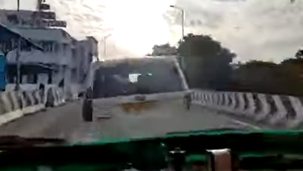 ஓவர்டேக் செய்யபோய் தலை குப்புற கவிழ்ந்த கார்... இந்த வீடியோ பாத்தீங்க இனி ஓவர்டேக் செய்யறதையே மறந்துடுவீங்க!! ஓவர்டேக் செய்யபோய் தலை குப்புற கவிழ்ந்த கார்... இந்த வீடியோ பாத்தீங்க இனி ஓவர்டேக் செய்யறதையே மறந்துடுவீங்க!!