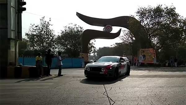 ஜஸ்ட் மிஸ்... லைட்டா அசந்திருந்தா பல கோடி ரூபாய் கார் காலியாயிருக்கும்... சாகசத்தின்போது தப்பிய மஸ்டாங் கார்!!