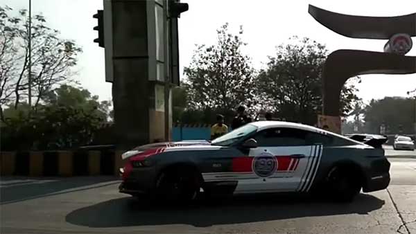 ஜஸ்ட் மிஸ்... லைட்டா அசந்திருந்தா பல கோடி ரூபாய் கார் காலியாயிருக்கும்... சாகசத்தின்போது தப்பிய மஸ்டாங் கார்!!