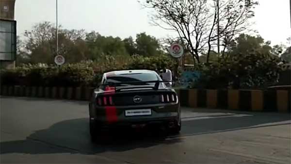 ஜஸ்ட் மிஸ்... லைட்டா அசந்திருந்தா பல கோடி ரூபாய் கார் காலியாயிருக்கும்... சாகசத்தின்போது தப்பிய மஸ்டாங் கார்!!