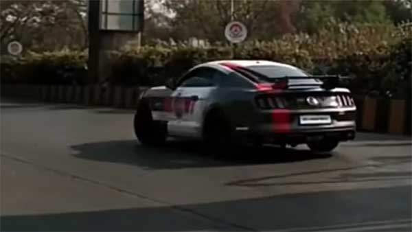 ஜஸ்ட் மிஸ்... லைட்டா அசந்திருந்தா பல கோடி ரூபாய் கார் காலியாயிருக்கும்... சாகசத்தின்போது தப்பிய மஸ்டாங் கார்!!