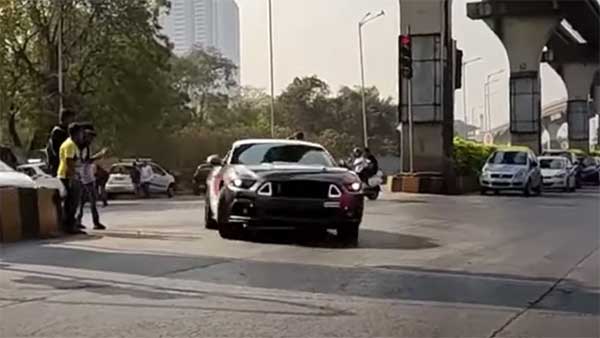 ஜஸ்ட் மிஸ்... லைட்டா அசந்திருந்தா பல கோடி ரூபாய் கார் காலியாயிருக்கும்... சாகசத்தின்போது தப்பிய மஸ்டாங் கார்!!