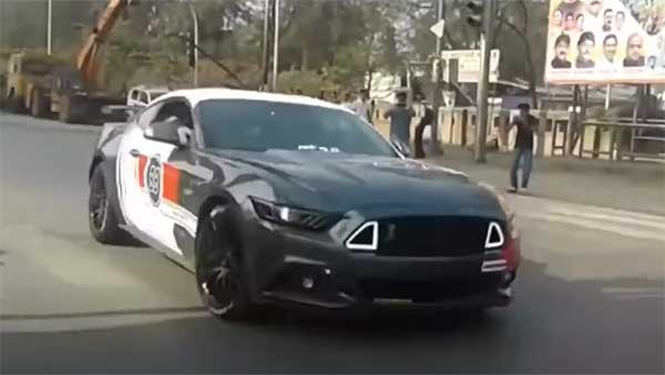 ஜஸ்ட் மிஸ்... லைட்டா அசந்திருந்தா பல கோடி ரூபாய் கார் காலியாயிருக்கும்... சாகசத்தின்போது தப்பிய மஸ்டாங் கார்!!