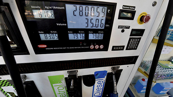 ரூ. 1.45க்கு பெட்ரோலா... பேசமா இந்த நாட்டுக்கு போய்டலாமா?.. உலக நாடுகளின் எரிபொருள் விலை விபரம்!!