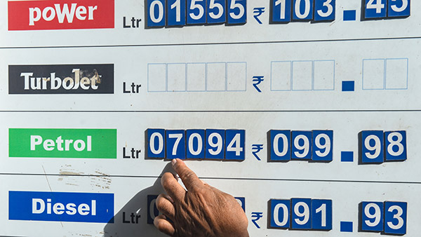 ரூ. 1.45க்கு பெட்ரோலா... பேசமா இந்த நாட்டுக்கு போய்டலாமா?.. உலக நாடுகளின் எரிபொருள் விலை விபரம்!!