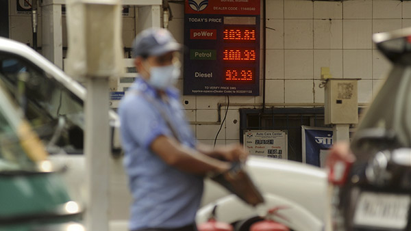 ரூ. 1.45க்கு பெட்ரோலா... பேசமா இந்த நாட்டுக்கு போய்டலாமா?.. உலக நாடுகளின் எரிபொருள் விலை விபரம்!!