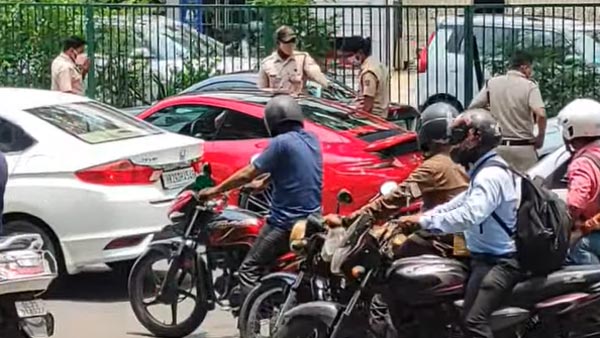 யாருக்கும் பயப்படாத போலீஸார்!! போர்ஷே கார் ஓட்டுனருக்கு அபராதம்... டெல்லியில் நடைபெற்றுள்ள தரமான சம்பவம்