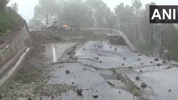 முதல் மழைக்கே இப்படியா... புதியதாக போடப்பட்ட ரிஷிகேஷ்- கங்கோத்ரி நெடுஞ்சாலை மழையால் பெருத்த சேதம்!! 