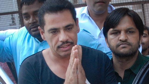 சோனியா காந்தியின் மருமகன் காருக்குள் இருந்தபோது நடந்த பரபரப்பு சம்பவம்... வெயிட் காட்டிய போலீஸ்!