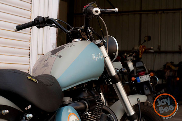 ஜானி பிராவோ கார்டூன் ஸ்டிக்கருடன் ராயல் என்பீல்டு தண்டர்பேர்டு பைக்!! ஹைதராபாத்தை சேர்ந்தது!