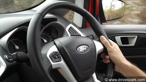 10 மற்றும் 2 ரூல் தப்பு! கார் ஸ்டியரிங் வீலை எப்படி பிடிக்கணும் தெரியுமா? இந்த விஷயத்தை யாரும் சொல்ல மாட்டாங்க