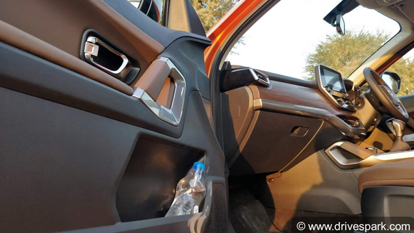 கார் கண்ணாடியில் இருக்கும் 17 இலக்க ரகசிய குறியீடு... இந்த எண்களும், எழுத்துக்களும் எதை குறிக்கின்றன தெரியுமா?