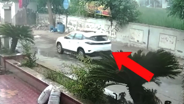 ஷோரூமில் இருந்து நைசாக நகர்த்தி செல்லப்பட்ட புத்தம் புதிய டாடா கார்... திருடுபோன காரோட விலை எவ்ளோ தெரியுமா?..