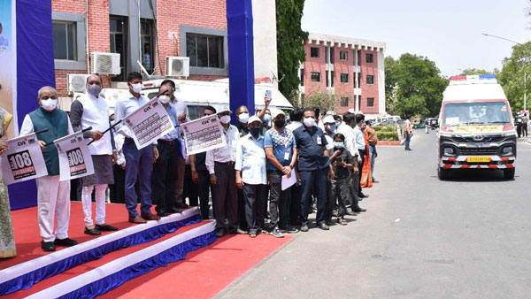 குஜராத்திடம் இருந்து வந்த பெரிய ஆர்டர்... 25 ஆம்புலன்சுகளை டெலிவரி கொடுத்த டாடா... பற்றாக்குறைன்ற பேச்சுக்கே இடம் இருக்காது...