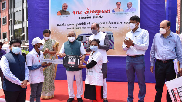 குஜராத்திடம் இருந்து வந்த பெரிய ஆர்டர்... 25 ஆம்புலன்சுகளை டெலிவரி கொடுத்த டாடா... பற்றாக்குறைன்ற பேச்சுக்கே இடம் இருக்காது...