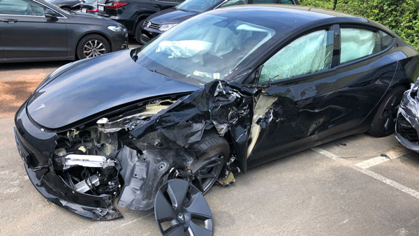 கர்ப்பிணி பெண், சிறுவன் பாதுகாப்பாக இருக்க இந்த கார்தான் காரணம்! டெஸ்லா எலெக்ட்ரிக் கார் பயனர் நெகிழ்ச்சி!