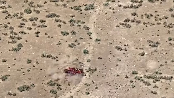 10,000 அடி உயரத்தில் இருந்து கீழே விடப்பட்ட விலையுயர்ந்த டொயோட்டா ஹைலக்ஸ்... காருக்கு என்ன ஆச்சுனு பாருங்க!!