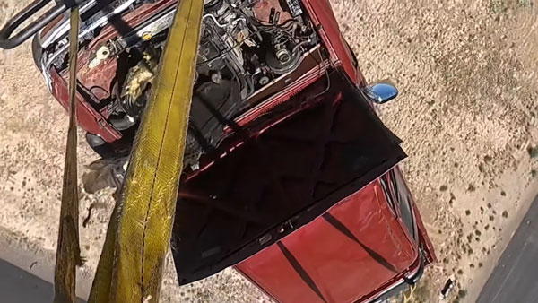 10,000 அடி உயரத்தில் இருந்து கீழே விடப்பட்ட விலையுயர்ந்த டொயோட்டா ஹைலக்ஸ்... காருக்கு என்ன ஆச்சுனு பாருங்க!!