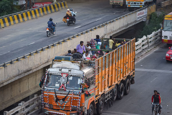 மரகத நாணயம் படத்தை போல் நிஜத்தில் திகில் ஏற்படுத்தும் லாரி! இரும்பொறை அரசனை பார்த்ததாக நடுங்கும் வாகன ஓட்டிகள்