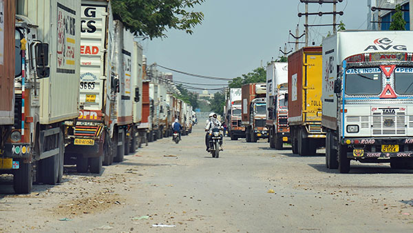 மரகத நாணயம் படத்தை போல் நிஜத்தில் திகில் ஏற்படுத்தும் லாரி! இரும்பொறை அரசனை பார்த்ததாக நடுங்கும் வாகன ஓட்டிகள்