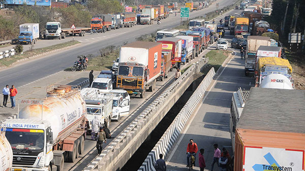 மரகத நாணயம் படத்தை போல் நிஜத்தில் திகில் ஏற்படுத்தும் லாரி! இரும்பொறை அரசனை பார்த்ததாக நடுங்கும் வாகன ஓட்டிகள்