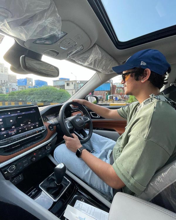 கால் டாக்சிகளுக்கு 'குட் பை'... புதிய கார் வாங்கிட்டேன்... விலையுயர்ந்த காரை வாங்கிய பிரபல நடிகர்...