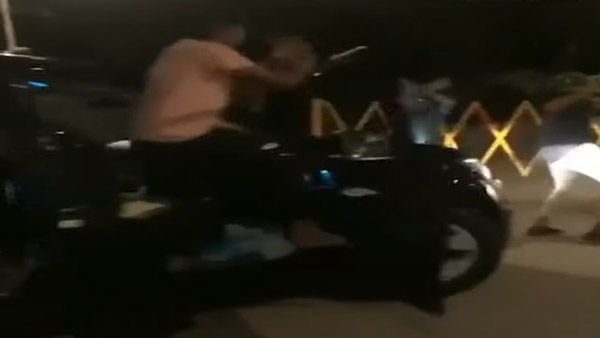 ஆள் இல்லை என்பதற்காக பொது இடத்தில் இப்படியா நடந்து கொள்வது? இளைஞர்கள் செய்த காரியத்தின் அதிர்ச்சி வீடியோ