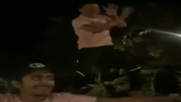 ஆள் இல்லை என்பதற்காக பொது இடத்தில் இப்படியா நடந்து கொள்வது? இளைஞர்கள் செய்த காரியத்தின் அதிர்ச்சி வீடியோ