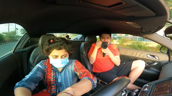 சூப்பர் காரை எப்படி இயக்க வேண்டும்... தாய்க்கு கற்றுக் கொடுத்த மகன்... நமக்கு இது உதவுங்க...