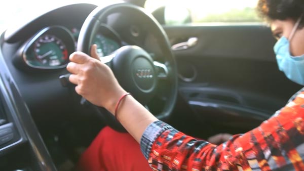 சூப்பர் காரை எப்படி இயக்க வேண்டும்... தாய்க்கு கற்றுக் கொடுத்த மகன்... நமக்கு இது உதவுங்க...