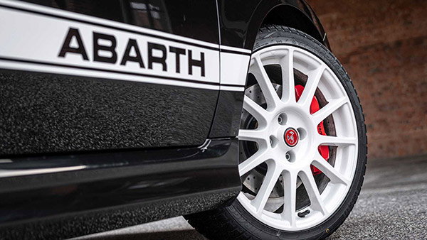 அளவில் சிறியதா இருந்தாலும், நச்சுனு இருக்கு!! அபார்த் ஃபியாட் 695 எஸ்ஸஸ்ஸி ஸ்பெஷல் எடிசன் கார் வெளியீடு!