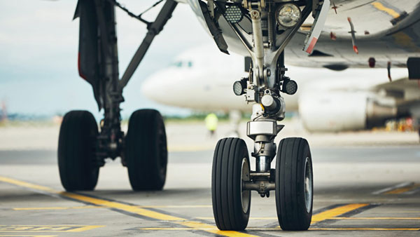 விமானங்களின் டயர்களில் ஏன் நைட்ரஜன் வாயுவை நிரப்பறாங்க தெரியுமா? ஒவ்வொரு காரணமும் நம்மை ஆச்சரியப்பட வைக்குது!